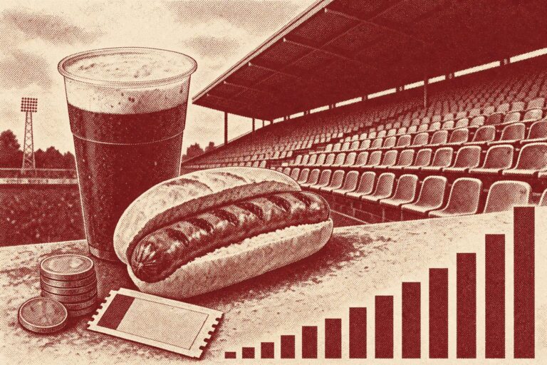 Bierbecher, Bratwurst im Brötchen, Münzen und ein Ticket vor einer Stadiontribüne im Duotone-Stil